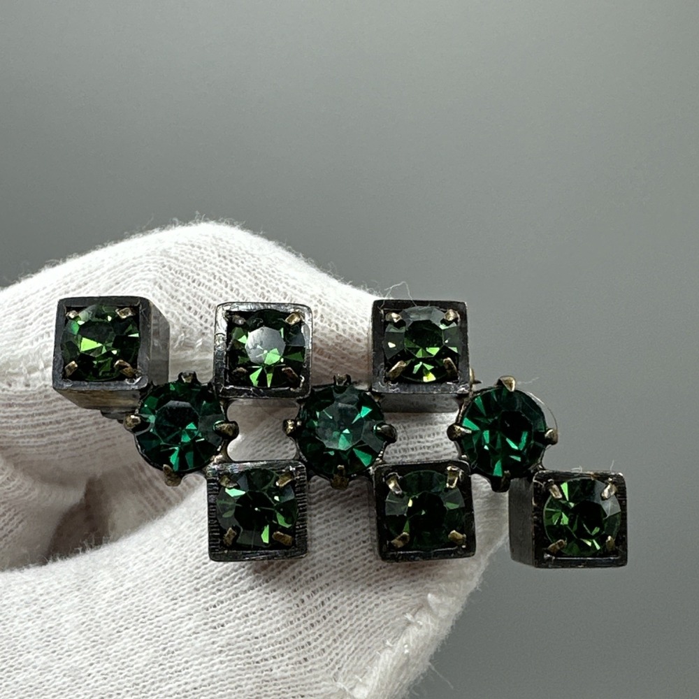 ANTIQUE ART DECO SILVER BROOCH WITH EMERALD GREEN GLASS STONES #833